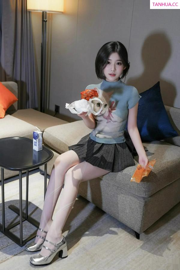 汁汁  [XiuRen]高清写真图 2025.09.30 No.10830 汁汁 灰色短裙第7张图片